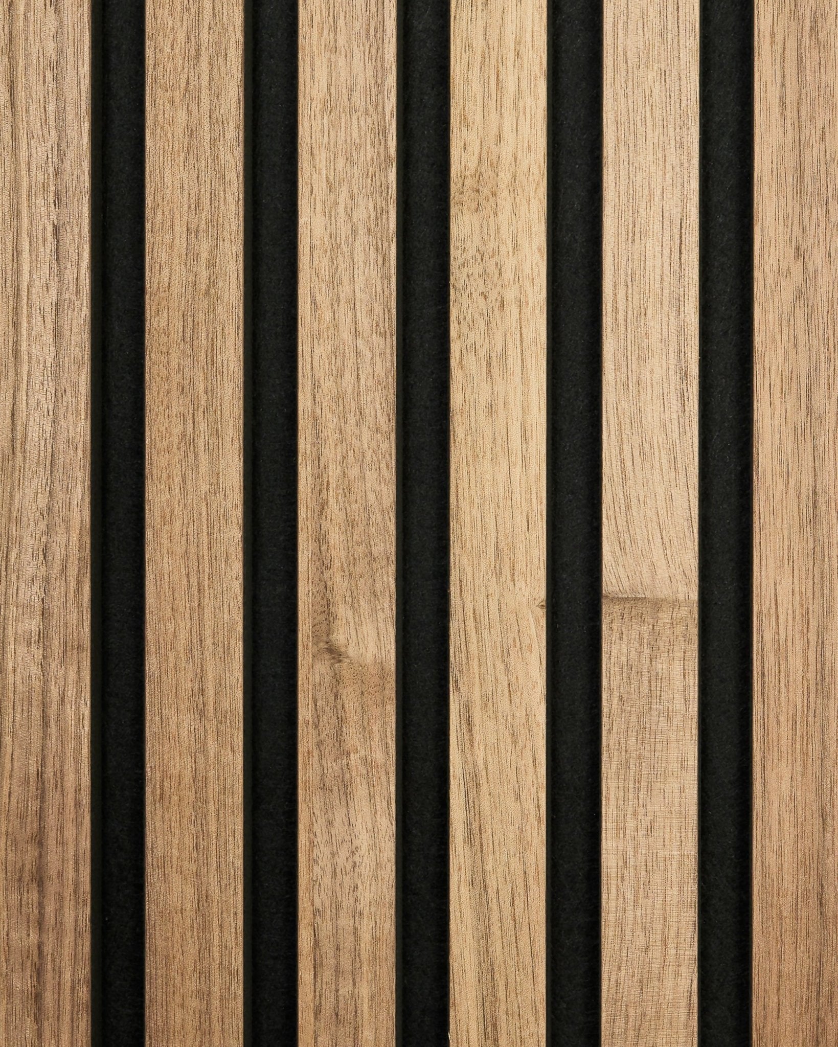 Vista de perto da amostra WoodUpp Akupanel com acabamento em nogueira, com ripas de madeira vertical e suporte em feltro black para um visual moderno às riscas Painel acústico.